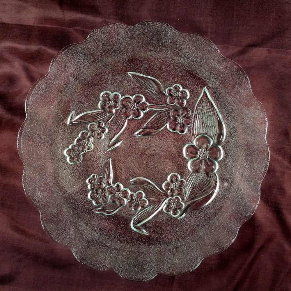 🔥🔥 8 Vintage KIG indonesia Clear/Frosted Glass Embossed Flowers Leaves plates